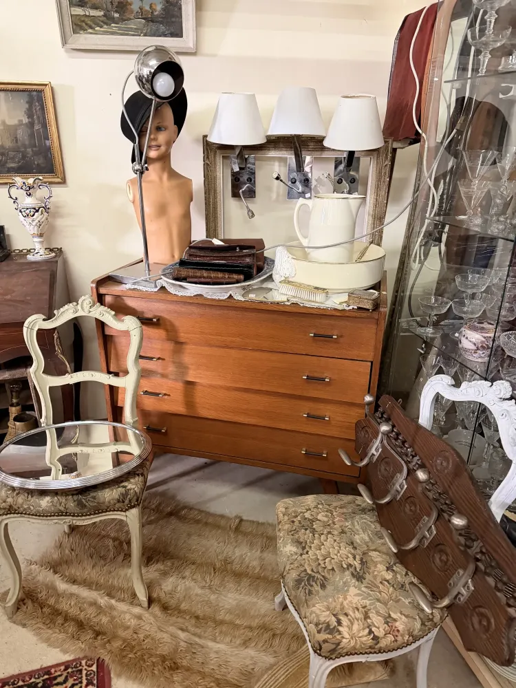 Mobilier vintage et objets anciens dans l’espace brocante près de Pontivy