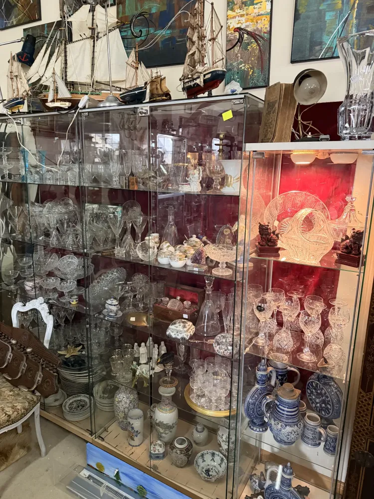 Vitrine de verres anciens et objets de décoration à la Brocante de Saint Rivalain