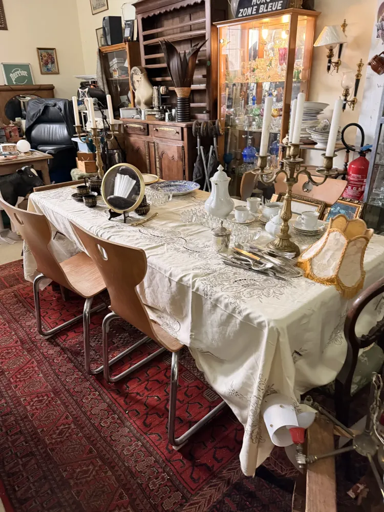 Table dressée avec vaisselle ancienne et mobilier de brocante au cœur du Morbihan